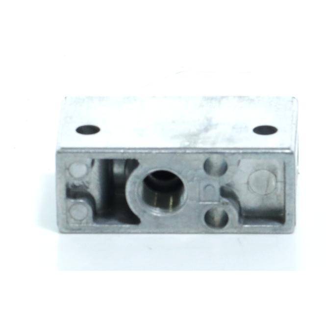Ein kleiner Metallhardware-Block mit einem zentralen kreisförmigen Loch und zwei oberen Schraubenlöchern, dargestellt vor einem einfachen weißen Hintergrund.