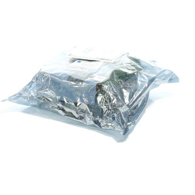Ein in glänzende silberne Folie oder Kunststoff eingewickeltes und versiegeltes Paket auf weißem Hintergrund.