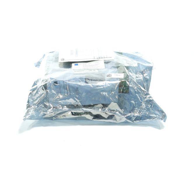 Ein blaues Artikel, das in zerknitterter durchsichtiger Kunststoffverpackung eingewickelt ist, mit einem sichtbaren Versandetikett oben, fotografiert auf weißem Hintergrund.