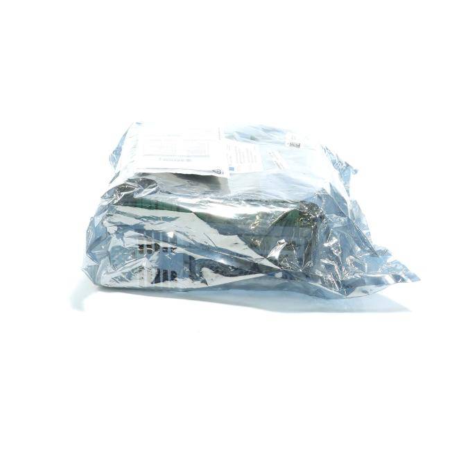 Ein kleines elektronisches Gerät in durchsichtige Kunststoffverpackung eingewickelt, das auf weißem Hintergrund sitzt.