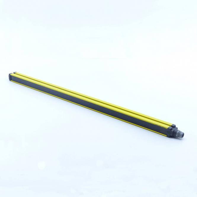 Gelber und schwarzer Industrie-Sensorleiste mit Steckverbinder für Kabel, diagonal auf einfachem weißem Hintergrund dargestellt.