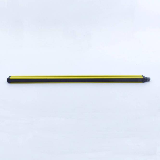 Ein gelb-schwarzer zylindrischer Bleistift oder Kugelschreiber, der horizontal auf einem einfachen weißen Hintergrund liegt.