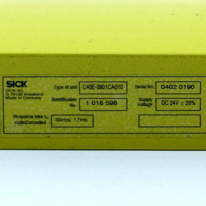 Nahaufnahme eines SICK-Industriesensors mit Typenschild, das den Typ C40E-0901CA010, Seriennummer 0402 0190, ID 1 018 598 und Versorgungsspannung DC 24V ±20% zeigt.