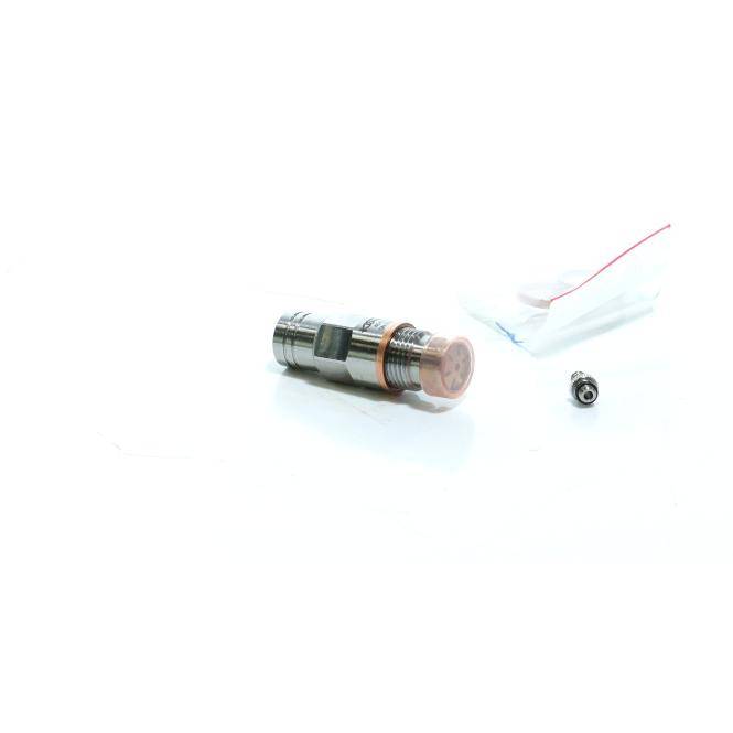 Kleine metallische zylindrische Komponente mit einem Kupferring und einer losen Kappe auf weißem Hintergrund, wahrscheinlich eine Batterie oder ein Geräteteil.