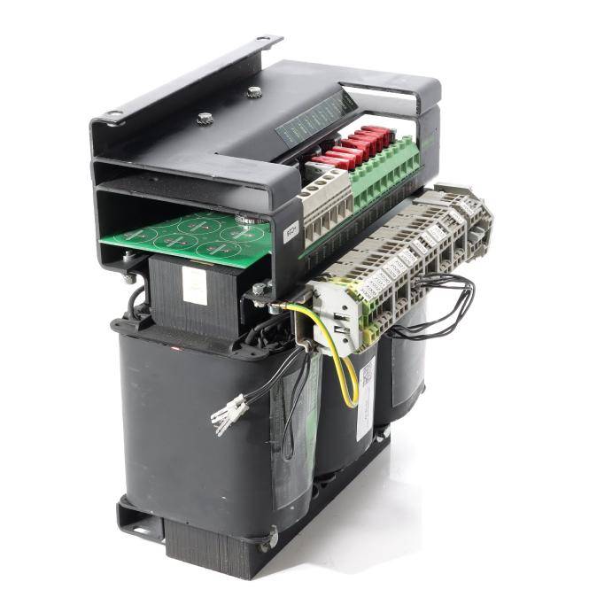 Industrielle elektrische Steueranlage mit Leiterplatten, Klemmleisten, Verdrahtung und großen schwarzen Gehäusen auf weißem Hintergrund.
