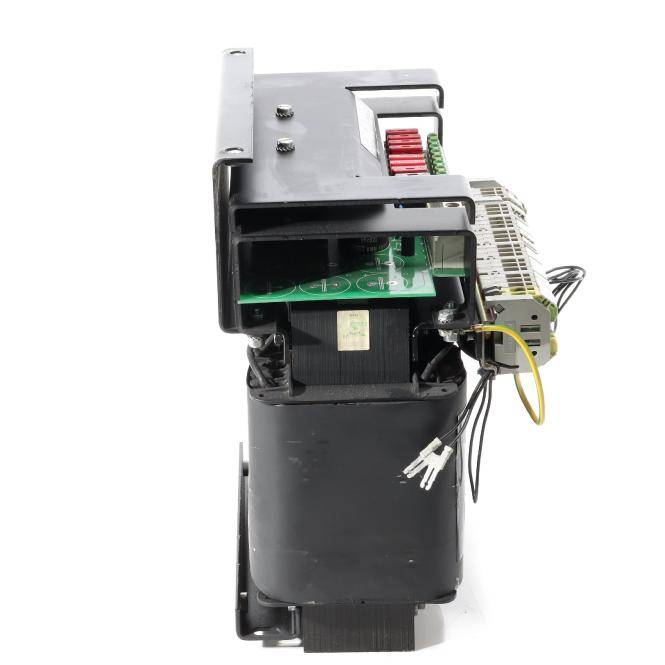 Nahaufnahme einer schwarzen elektronischen Geräteeinheit mit freiliegenden Leiterplatten, Verdrahtung und einem kleinen, an der Seite montierten Lüfter oder Motor.