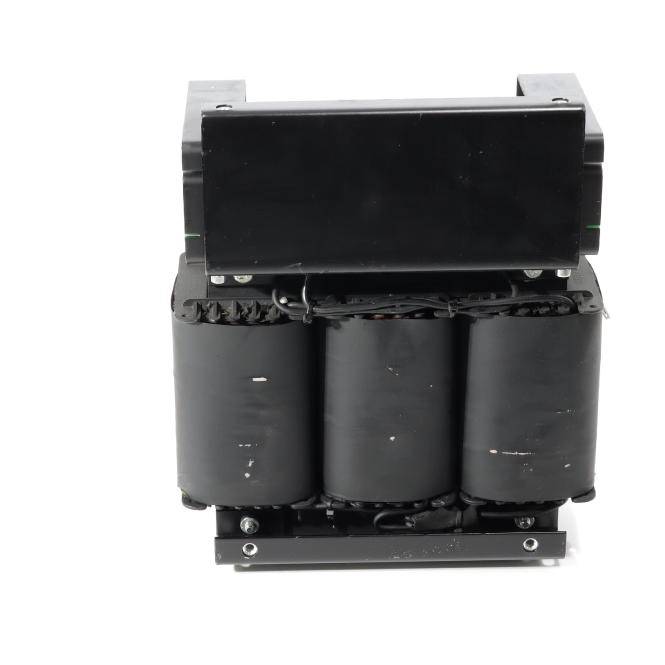 Schwarze elektronische Komponente mit drei großen zylindrischen Kondensatoren und einem rechteckigen Modul, das oben darauf auf weißem Hintergrund montiert ist.
