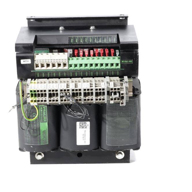 Ein industrielles elektrisches Steuermodul mit Klemmleisten, Verdrahtung und drei zylindrischen Kondensatoren, die auf einer schwarzen Basis montiert sind.