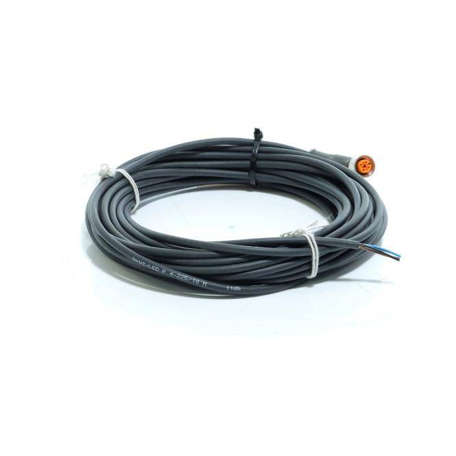 Aufgerolltes schwarzes Kabel mit freiliegenden Drähten und orangefarbenem Stecker auf weißem Hintergrund.
