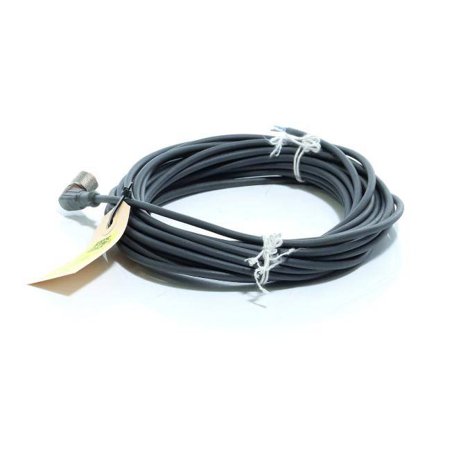 Aufgerolltes schwarzes Kabel mit einem rechtwinkligen Stecker und angehängtem Etikett auf weißem Hintergrund.