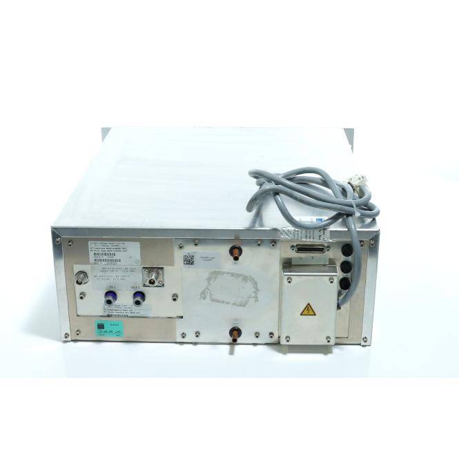 Metallische industrielle elektronische Einheit mit angebrachtem grauem Kabel und vorderen Steuer-/Anschlüssen, fotografiert auf weißem Hintergrund.
