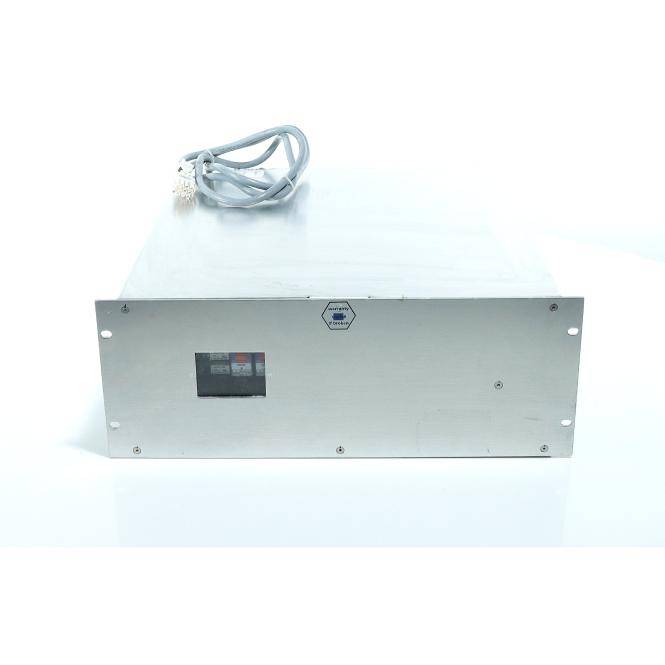 Silbernes Metall-Elektronikgerät mit Stromkabel, Vorderansicht auf weißem Hintergrund.