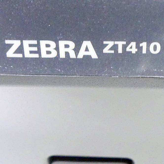 Nahaufnahme eines Zebra ZT410-Druckers mit der Modellbezeichnung auf der Frontblende.