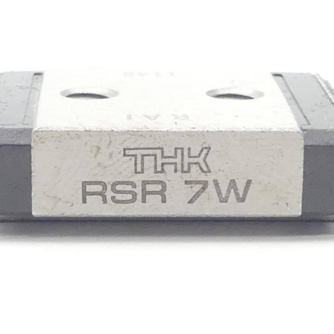 Nahaufnahme eines THK RSR 7W Linearschienen-Schlitten mit zwei Befestigungslöchern und eingraviertem Logo/Modelltext.