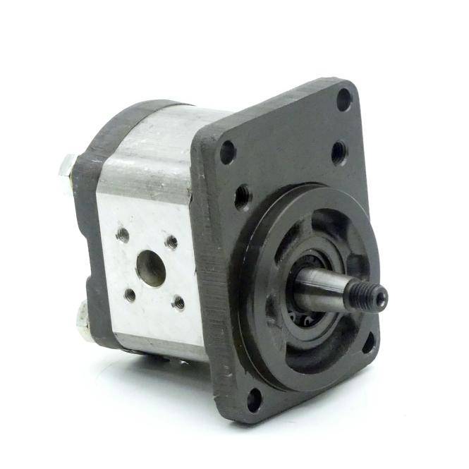 Kleine industrielle hydraulische Pumpe mit quadratischem schwarzem Montageflansch und hervorstehendem Schaft auf weißem Hintergrund.