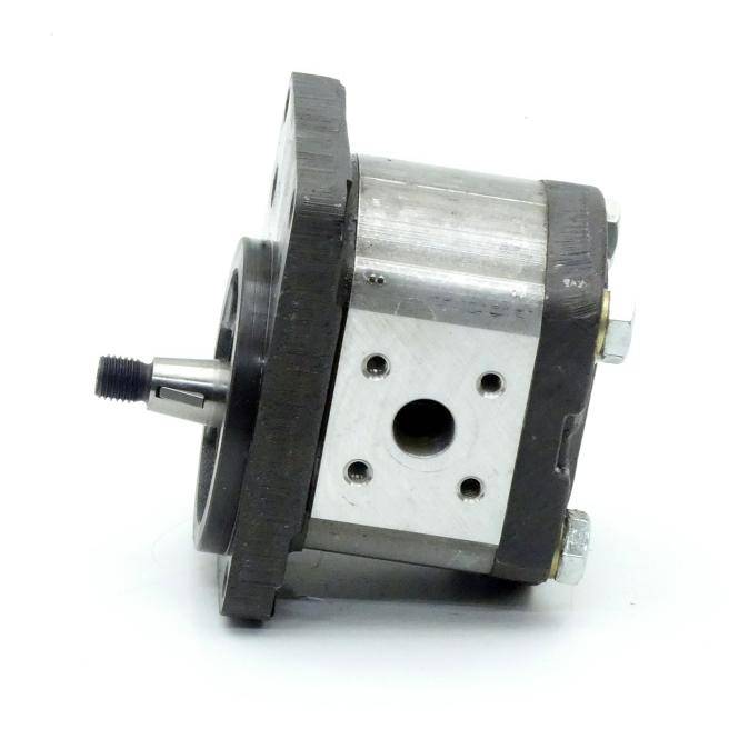 Metallische hydraulische Zahnradpumpe mit vorstehender Antriebswelle und Befestigungsbolzen auf weißem Hintergrund.