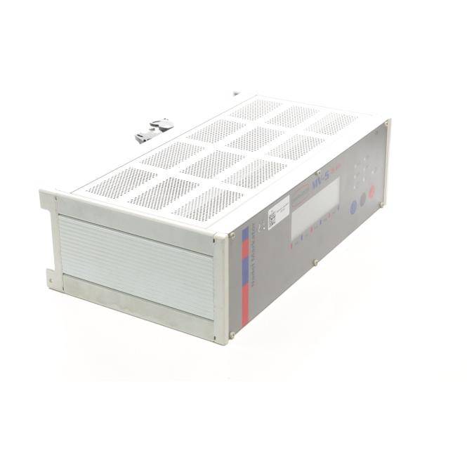 Silbernes rechteckiges elektronisches Modul mit perforierter Oberseite, Seitenpanel und Anschlüssen, isoliert auf weißem Hintergrund dargestellt.