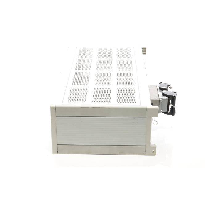 Weißes Metall-Elektronikgehäuse mit belüftetem Oberteil und seitlich montierter Halterung, freigestellt auf weißem Hintergrund.