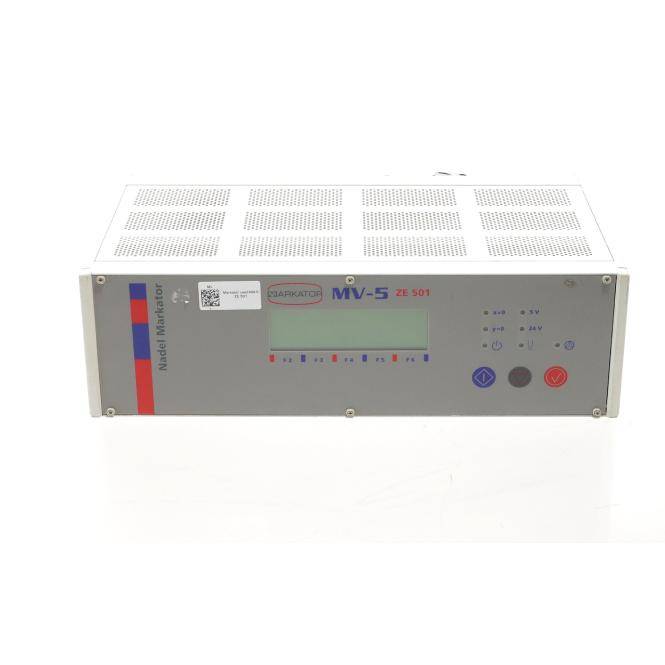 Frontansicht einer grauen elektronischen Rack-montierten Einheit mit der Bezeichnung 