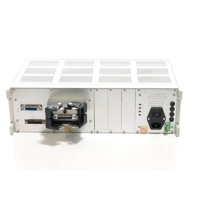 Rückansicht einer metallischen elektronischen Geräteeinheit mit mehreren Anschlüssen, einer Stromeingangsleitung, Anzeigelichtern und einem belüfteten oberen Bedienfeld.