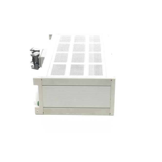 Weißes Metallserver- oder Ausrüstungsgehäuse mit durchlochtem oberen Panel und Frontzugriffstür, gezeigt auf einfachem weißem Hintergrund.
