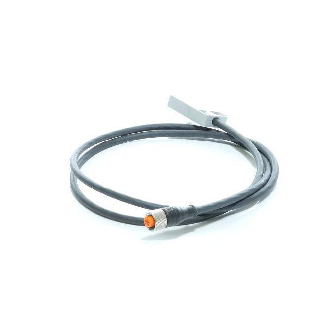 Aufgerolltes graues Kabel mit einem kleinen Stecker mit oranger Spitze auf weißem Hintergrund.