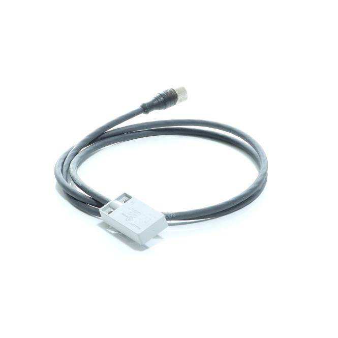 Aufgerolltes graues Kabel mit weißem Anschluss und Gewinde-Stecker auf einfachem weißem Hintergrund.