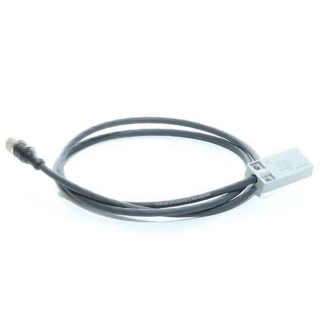 Ein graues Industriesensorkabel mit einem zylindrischen Stecker und einem rechteckigen Inline-Modul auf weißem Hintergrund.