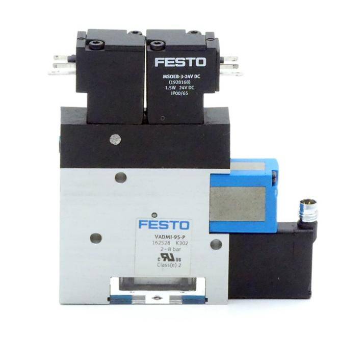 Eine FESTO-Industriepneumatikventilbaugruppe mit schwarzen, silbernen und blauen Komponenten, Frontansicht auf weißem Hintergrund dargestellt.