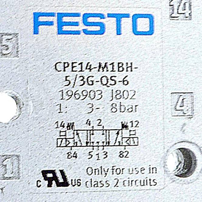 Nahaufnahme eines Festo-Pneumatikventil-Etiketts mit Modell CPE14-M1BH-5/3G-QS-6, Druckbereich 1,3–8 bar und Schaltzeichen.