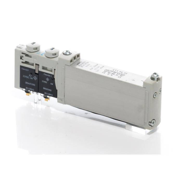 Graues industrielles elektrisches Relais/Modul mit zwei schwarz beschrifteten Steckverbindern und Metallgehäuse auf weißem Hintergrund.