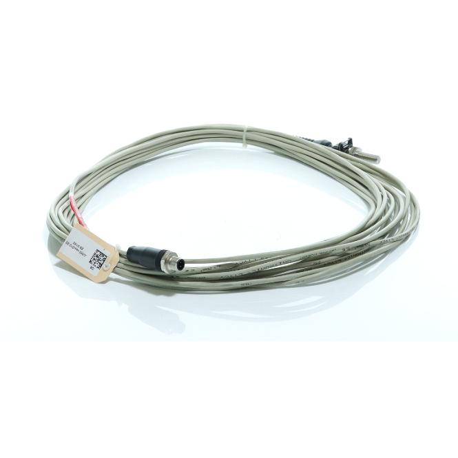 Aufgerolltes graues Kabel mit einem Stecker und einem Etikett auf weißem Hintergrund.