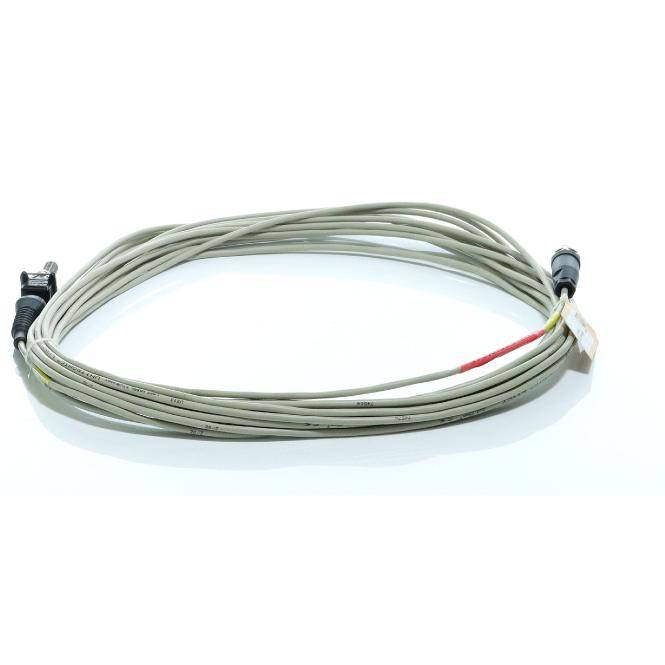 Aufgerolltes graues Kabel mit Steckern an beiden Enden, auf weißem Hintergrund dargestellt.