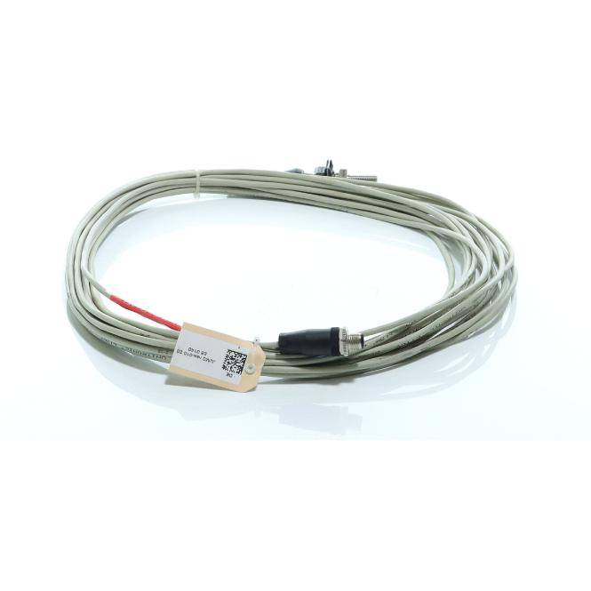 Aufgerolltes graues Kabel mit Steckern und einem kleinen Produktetikett auf weißem Hintergrund.