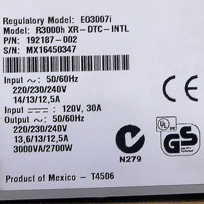 Nahaufnahme einer Geräteplakette mit regulatorischem Modell E03D07i, Modell P3000h XR-DTC-INTL, Seriennummer, Ein-/Ausgangsleistungswerte und Zertifizierungszeichen.