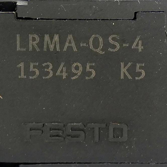 Nahaufnahme eines schwarzen Festo-Gehäuses mit den Aufschriften „IRMA-OS-4