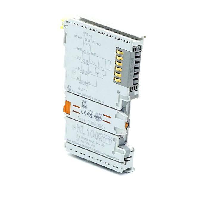 Weißes industrielles elektronisches Steuermodul mit Anschlusskonakten und Verdrahtungsschema-Markierungen, dargestellt auf weißem Hintergrund.