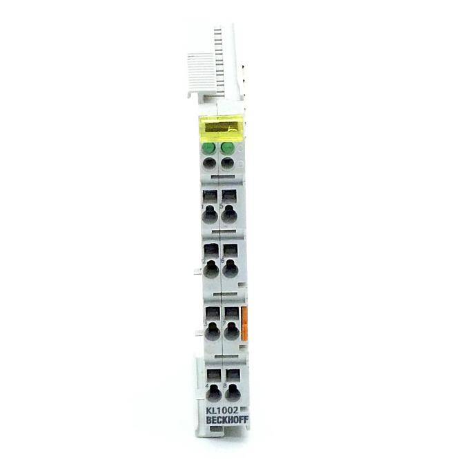 Ein schmales weißes Beckhoff KL1002 Terminalmodul mit mehreren schwarzen Stecker und einem gelben Etikett, isoliert auf weißem Hintergrund dargestellt.