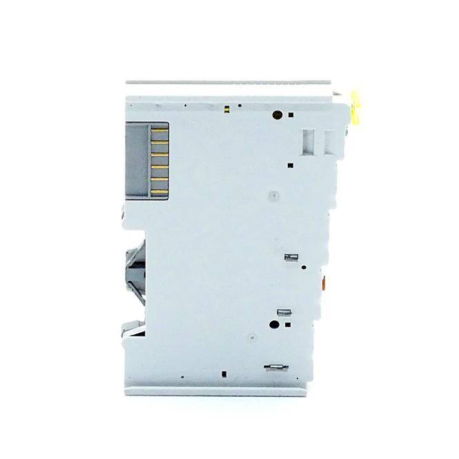 Weißes elektronisches Modul oder Schutzschaltereinheit in Seitenansicht auf neutralem Hintergrund