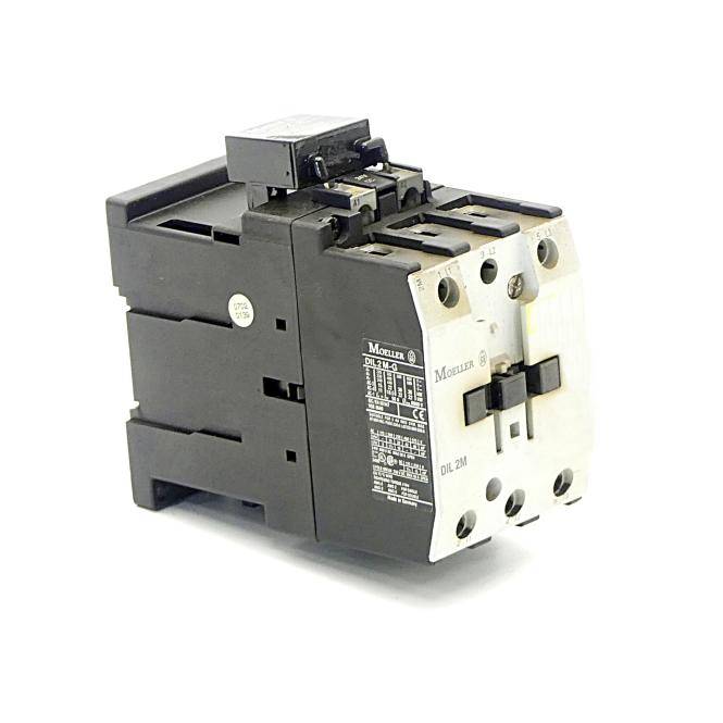 Industrieller elektrischer Schützkontakt mit drei vorderen Anschlüssen und schwarzem Gehäuse auf weißem Hintergrund.