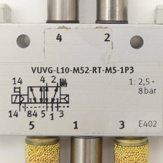Nahaufnahme eines Etiketts eines pneumatischen Ventils mit dem Modell „VUVG-L10-M52-RT-M5-1P3", einem Ventilschema und dem Druckbereich „2,5-8 bar"".