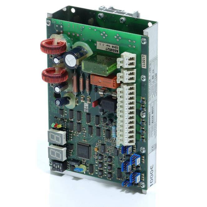 Nahaufnahme einer grünen elektronischen Platine mit Steckverbindern, Spulen, Kondensatoren und Relais, aufrecht auf weißem Hintergrund dargestellt.