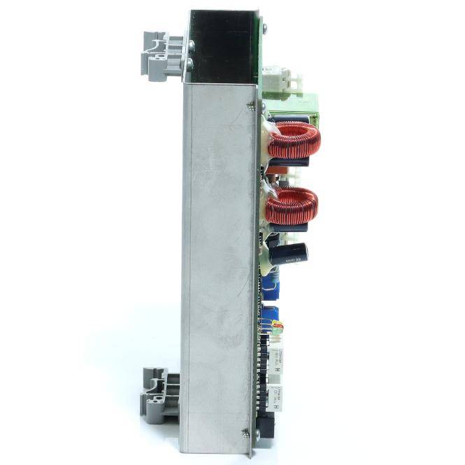 Seitenansicht eines metallischen elektronischen Stromversorgungsmoduls mit zwei roten Spulen, Kondensatoren und Anschlüssen, die in einem rechteckigen Gehäuse montiert sind.
