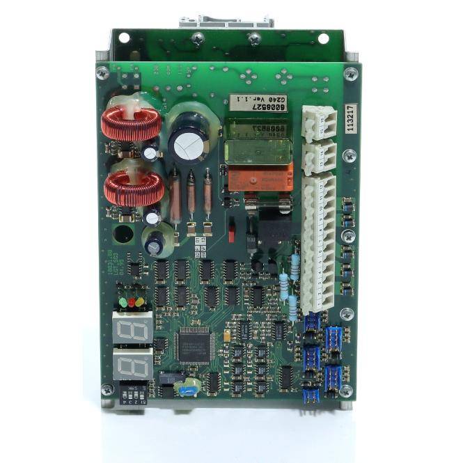 Aufnahme von oben auf eine elektronische Leiterplatte mit Spulen, Relais, Kondensatoren, Chips und Anschllussklemmen.