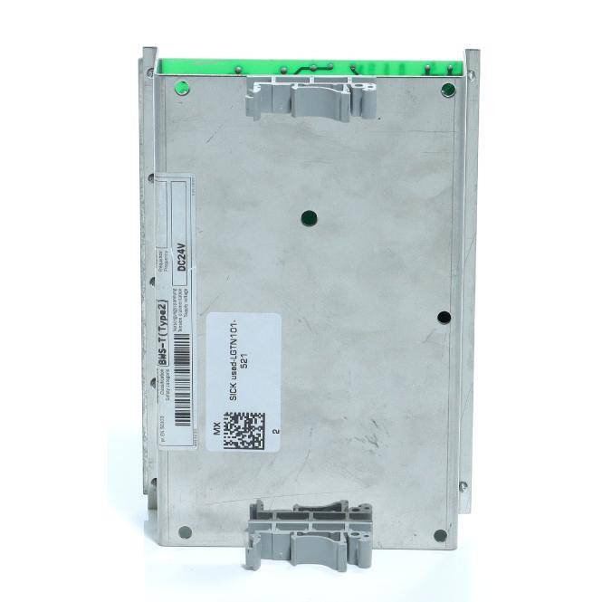 Ein silberfarbenes Metallmodul für Elektronik mit Steckverbindern und Beschriftungen, frontal vor weißem Hintergrund dargestellt.