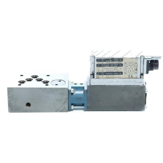 Industrielle Hydraulikventilbaugruppe mit einem Metallblock, Befestigungslöchern und einer elektrischen Steuereinheit auf der rechten Seite.