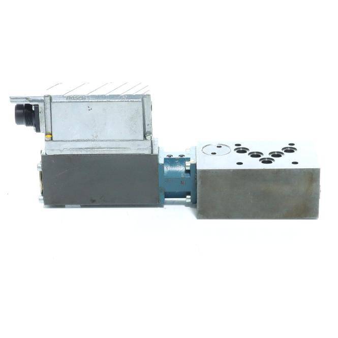 Metallisches Hydraulikventilbaugruppe mit elektrischem Stecker und Mehrfachanschlussblock, isoliert auf weißem Hintergrund dargestellt.