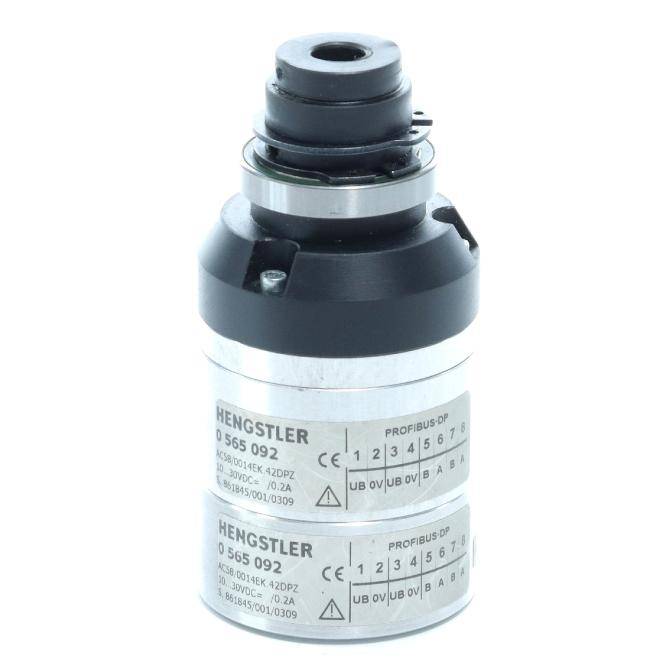Nahaufnahme eines zylindrischen Hengstler-Industrie-Sensors oder Encoders mit gekennzeichnetem Metallgehäuse und Steckverbinder an der Oberseite.
