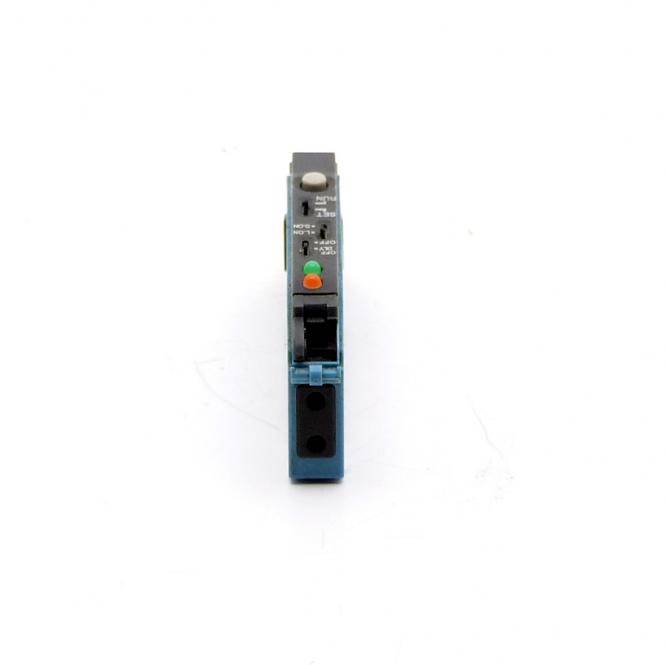Ein einzelnes schmales Industrie-Elektromodul oder ein aufrecht auf weißem Hintergrund gezeigter Leitungsschutzschalter mit Anzeigelichtern und einer schwarzen vorderen Öffnung.