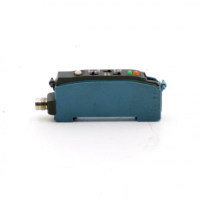 Blaues Industrie-Sensor- oder Aktor-Modul mit verschraubtem Metallstecker und Statusleuchten, in Seitenansicht auf weißem Hintergrund dargestellt.